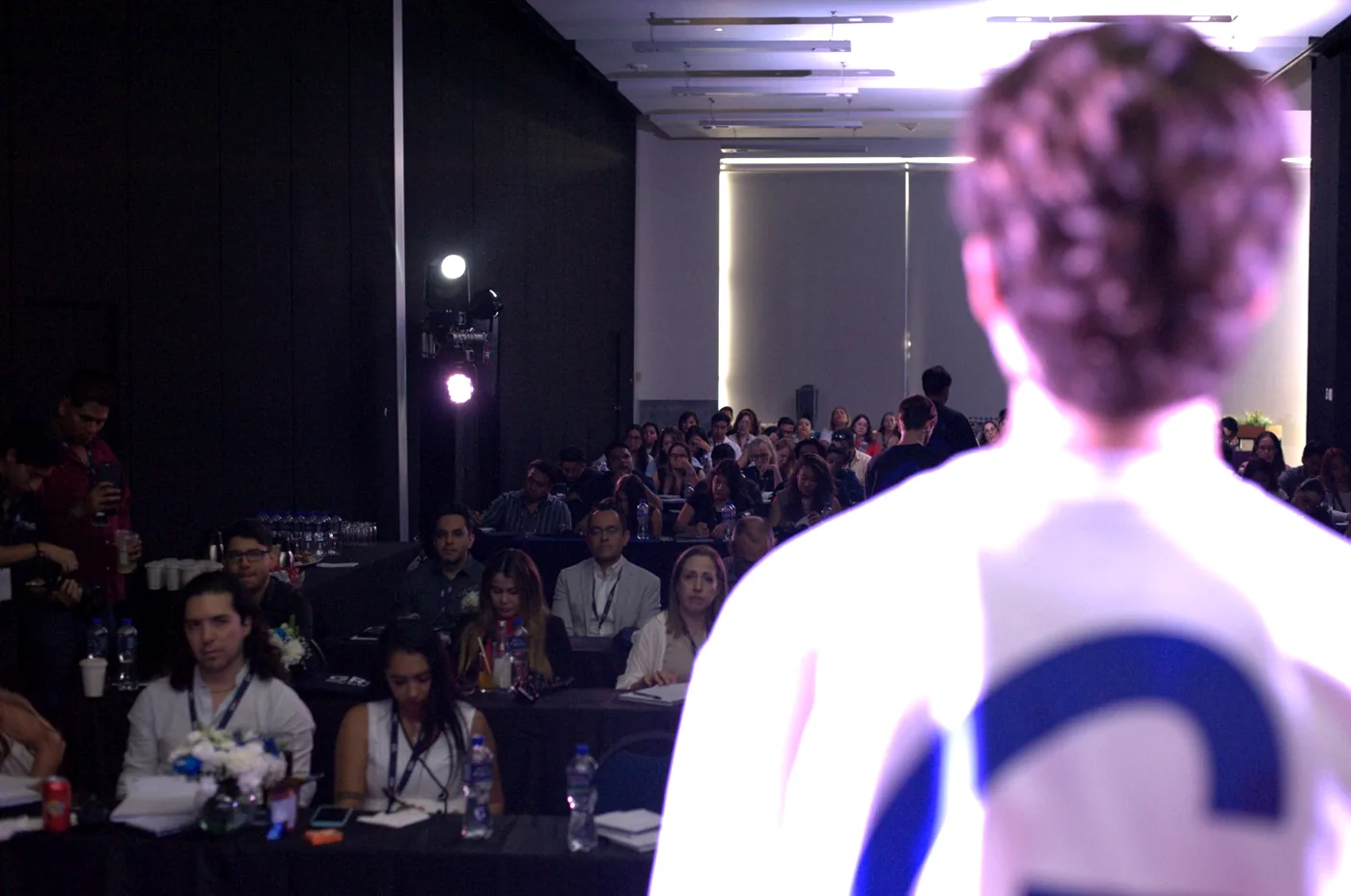 Alonso Lozano impartiendo la conferencia El Emprendedor de la Familia